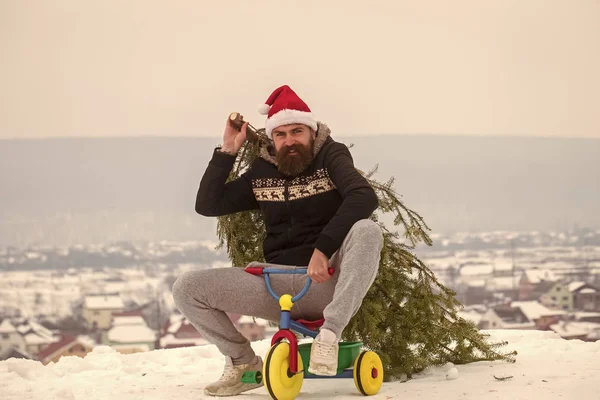 Ciclista in cappello da Babbo Natale e abbigliamento sportivo nella giornata invernale — Foto Stock