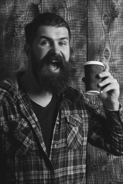 Hipster souriant avec tasse en plastique bleu — Photo