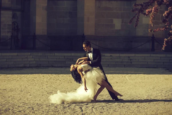 Matrimonio sexy coppia ballo soleggiato all'aperto — Foto Stock