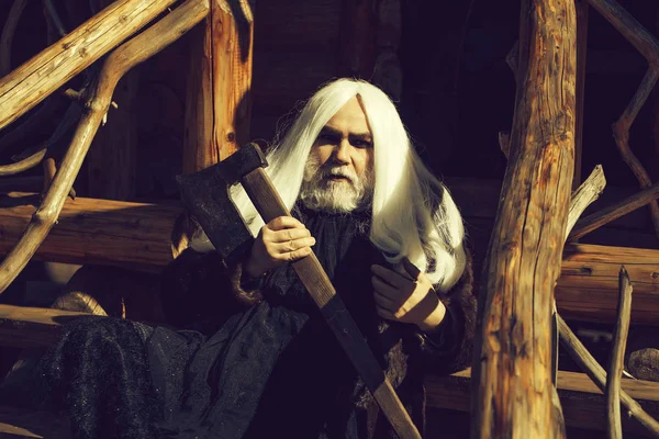 Old man with axe — Stock Photo, Image