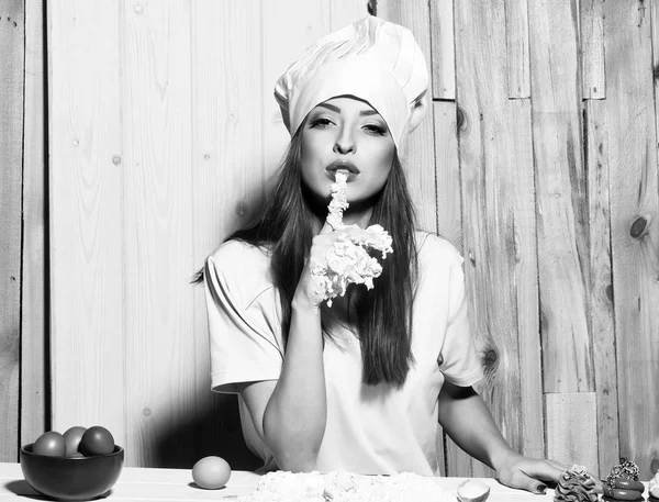 Kvinna att göra desserter — Stockfoto