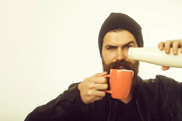 Hipster en sombrero con yogur y taza . — Foto de Stock