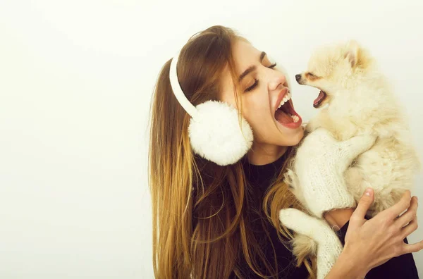 Feliz chica bonita sonriendo con lindo perro pomerania — Foto de Stock