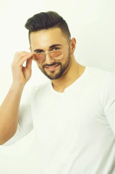 Hombre sonriente con barba posando en gafas de sol retro aviador de moda —  Fotos de Stock