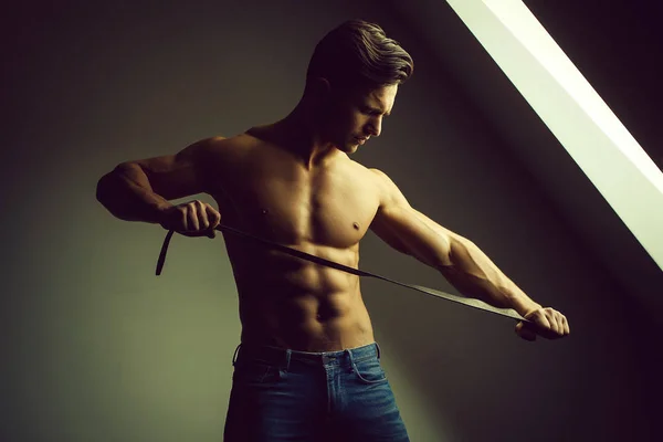 Hombre musculoso con cinturón — Foto de Stock