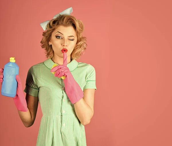 Femme de ménage en uniforme avec spray propre, éponge . — Photo