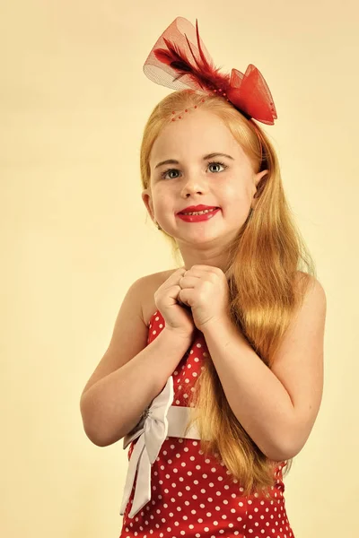 Παιδί κορίτσι στο κομψό φόρεμα κομψό αίγλη. Ρετρό εμφάνιση, κομμωτήριο, μακιγιάζ. Ρετρό κορίτσι ή μόδα μοντέλο, ομορφιά. Μόδα και ομορφιά, στυλ pinup, παιδική ηλικία. Κοριτσάκι σε vintage φόρεμα prom. — Φωτογραφία Αρχείου