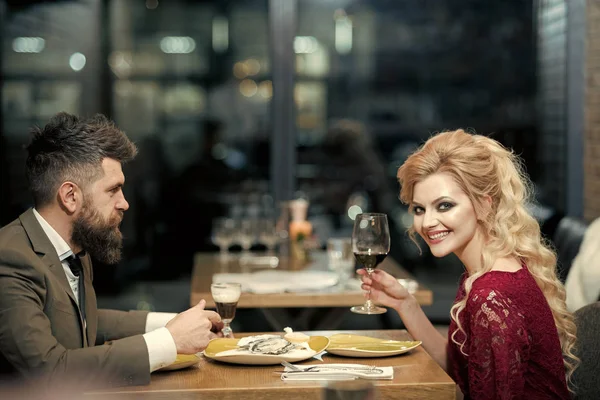 Красивий молодий чоловік і приваблива молода жінка проводять час разом. Романтична пара в кафе п'є вино і насолоджується бути разом . — стокове фото