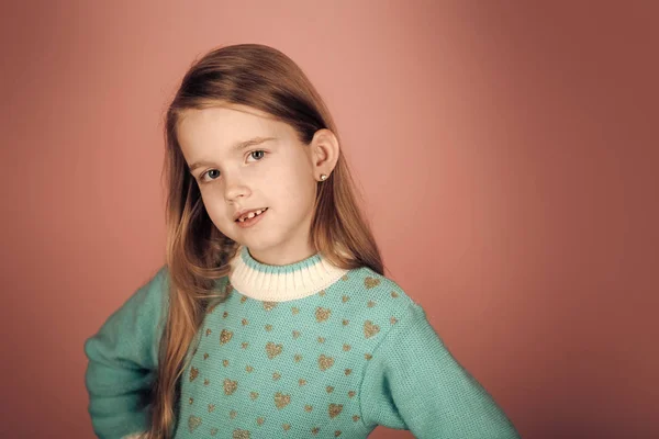 Beleza ou moda infantil com cosméticos e cabelo saudável. beleza e moda — Fotografia de Stock