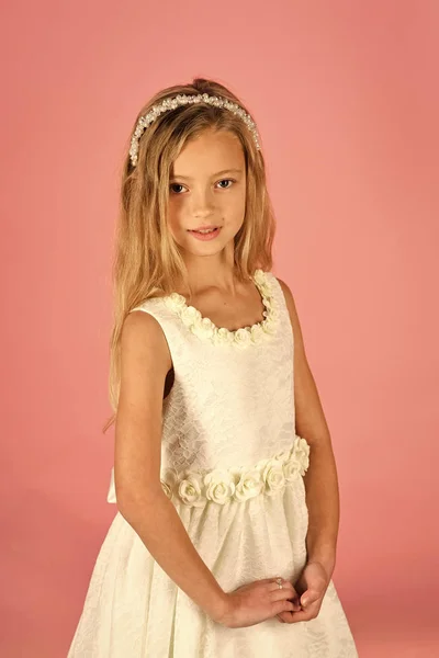 Klein meisje in modieuze kleding, prom. Mode en beauty, beetje prinses. Kind meisje in stijlvolle glamour jurk, elegantie. Fotomodel op roze achtergrond, schoonheid. Kijk, kapster, make-up. — Stockfoto