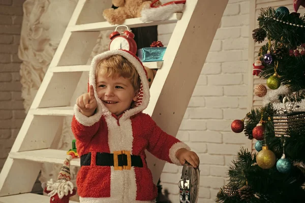 Dzieciak Santa claus dekoracji choinki.. — Zdjęcie stockowe