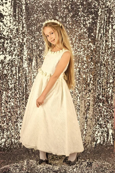 Εκπληκτική ομορφιά μοντέλο νεαρό κορίτσι στο φόρεμα λευκό κοινωνία βρίσκεται σε ένα κομψό δημιουργούν — Φωτογραφία Αρχείου