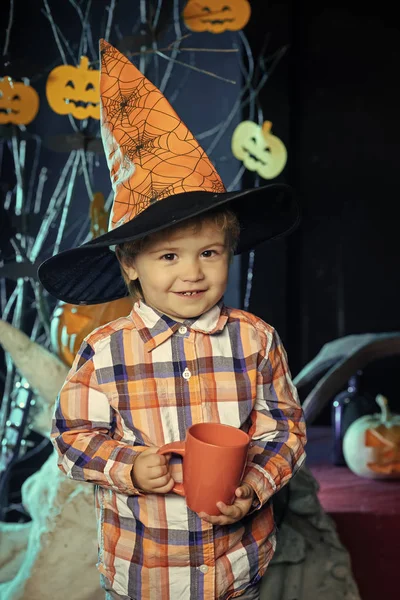 Halloween niño en sombrero de bruja . —  Fotos de Stock