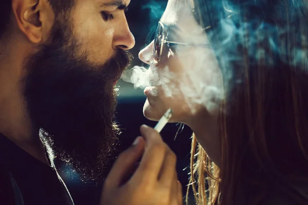 Щаслива любляча пара палить — стокове фото