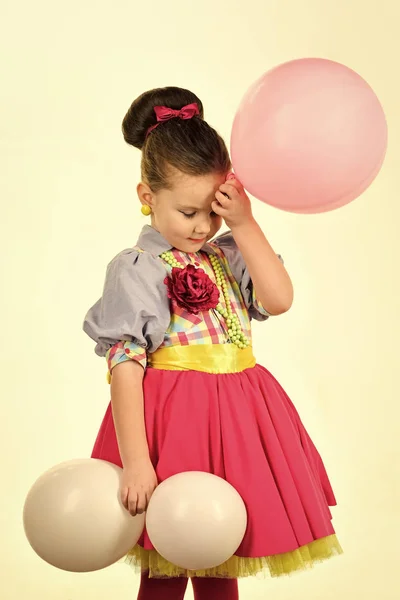 Dzieciństwo i szczęścia. Dzieciństwo, mała dziewczynka z różowy balony. — Zdjęcie stockowe