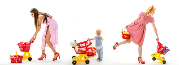 Besparingen op de aankopen. Retro vrouwen moeder gaan winkelen met volledige kar. Jeugd en zorg. winkelen voor kinderen. Vintage huisvrouw vrouwen met kind. Childrens dag. Kwaliteit van de dienstverlening. Grote verkoop in winkelcentrum — Stockfoto