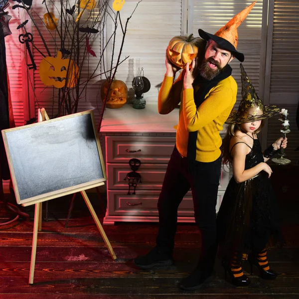 Bambino e padre si divertono ad Halloween. Bambino e padre si divertono a festeggiare Halloween. Dolcetto o scherzetto, i fantasmi camminano per strada. Che il fantasma sia con te — Foto Stock