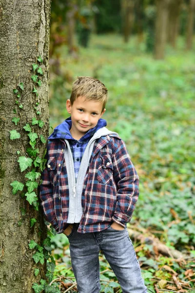 Nunca me canso de sorrir. Rapaz feliz e sorridente. Menino sorrindo na floresta. Criança com um sorriso adorável ao ar livre. Continua a sorrir. — Fotografia de Stock