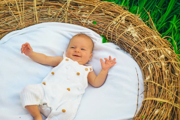 Lilla barnet i spjälsängen. Nyfödda barnet vaket. Liten flicka eller pojke. Nyfödd utfodringen schema. Foder din nyfödda på efterfrågan. Använda utfodring för att bygga din nyfödda känsla av säkerhet, förtroende och komfort — Stockfoto