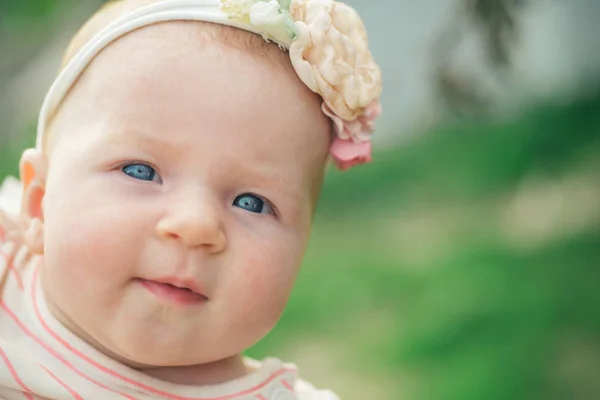 Bebé feliz a sorrir. Feliz menina. Crescimento e futuro. Feliz infância. Proporcionando crescimento e desenvolvimento de criança pequena, espaço de cópia — Fotografia de Stock