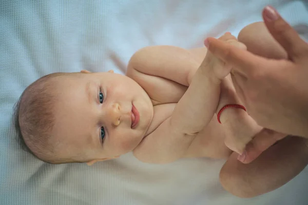 Stimulering av immunitet. Glada lilla bebis. Lilla baby glada leende gör gymnastik. Stimulering av immunsystemet. Öka ditt barns immunitet — Stockfoto