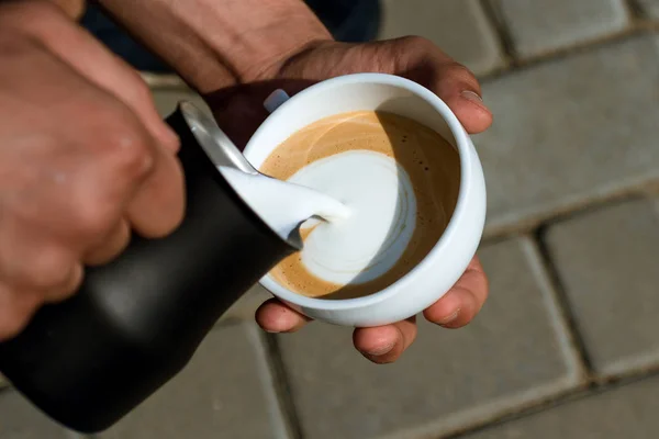 Barista pour melk in koffie drinken. Geweldige tijd thuis doorbrengen. ontspannen in het café of coffeeshop en drinken. perfecte ochtend met koffie. Americano of espresso, pour melk. Verse koffie smaakt heerlijk — Stockfoto