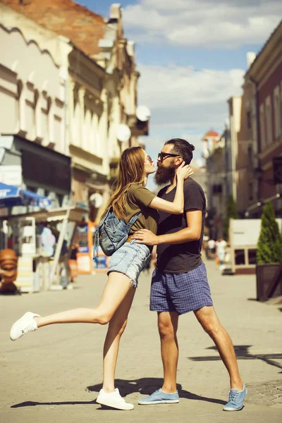 Romantický pár v lásce objetí, polibek a tanec v ulici — Stock fotografie