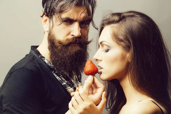 Sexy casal comer vermelho morango — Fotografia de Stock