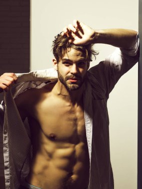 Sakal veya sarışın kaslı maço atlet vücut yakışıklı adamla düğmeleri gömlek gösterir altı paketleri ve abs beyaz arka plan üzerinde kas gövde üzerinde