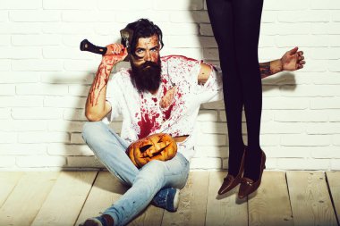 Cadılar Bayramı zombi adam kabak, balta ve kadın bacakları sakallı