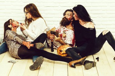 Zombi insanlar Cadılar Bayramı için hazır