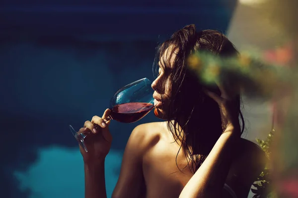 Sexy krásná dívka pití červeného vína — Stock fotografie