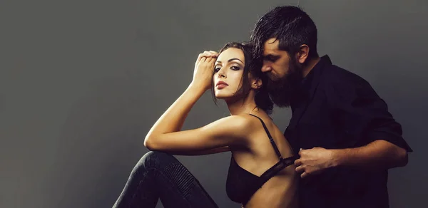 Sexy pareja de mujer y barbudo hombre — Foto de Stock