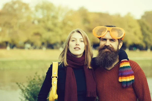 Pareja joven en otoño parque —  Fotos de Stock