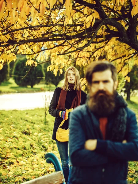 Jovem casal no parque de outono — Fotografia de Stock