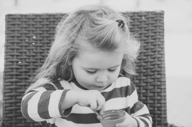 Çocuk açık Cafe dondurma ile