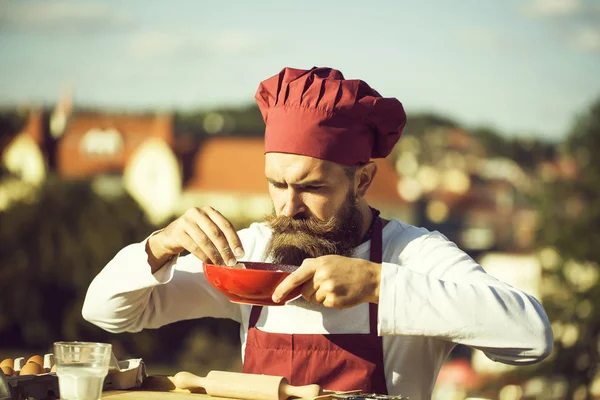 Hombre cocinero chef verter piso — Foto de Stock