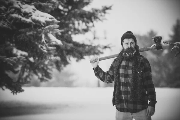 Natal hipster lenhador com machado em madeira . — Fotografia de Stock