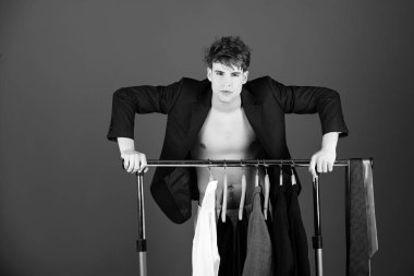 seksi adam giysileri üzerinde mavi arka plan ile sıkı tutun poz