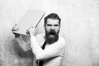 sakallı adam veya hipster uzun sakal tutun laptop, fazla çalışma ile