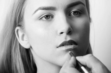 Kırmızı kalem dudaklarından tarafından erkek el kızı