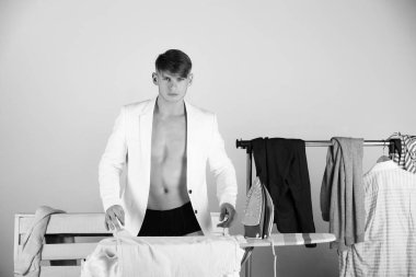 Maço giyen beyaz ceket