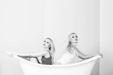 Genç çift ön sevişme yalan küvet, samimiyet severler, seksi kadınlar