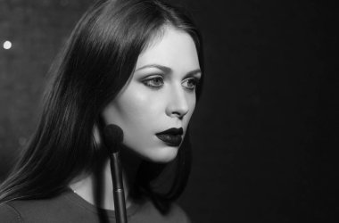 Güzellik ve moda, kız makyaj fırça ile toz alma