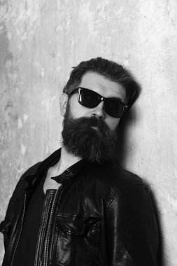 Hipster deri ceket ve gözlük.