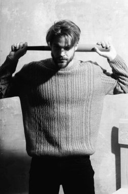 Yeşil beysbol sopası boyun arkasında tutarak atlet