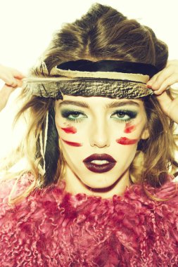 Kızılderili tüy ve makyaj kadın ile