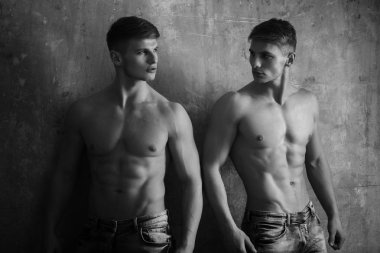 güçlü, çıplak gövde ile poz erkek ikiz