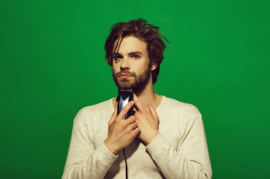 adam sabah elektrikli ustura ile tıraş