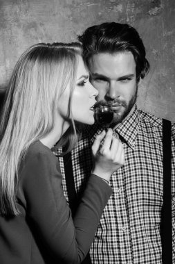 Kız ve erkek arkadaşı kırmızı likör bardak ile poz